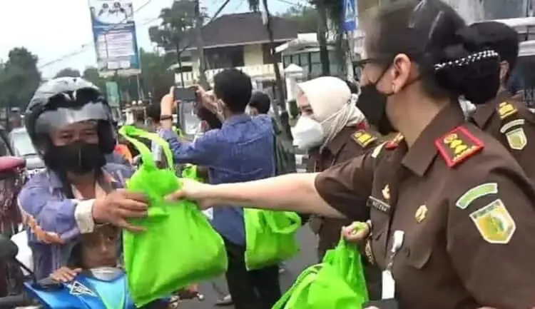 Berbagi Takjil Jelang Buka Puasa, Kajari Pandeglang: Kami Ajak Teman-teman Wartawan