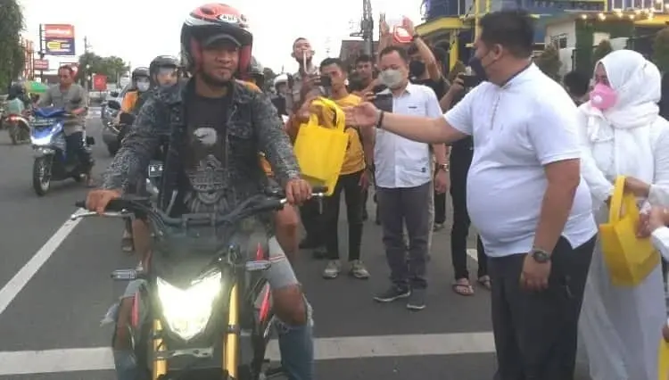 Giliran Ketua PN Pandeglang dan Jajarannya Berbagi Takjil, Sekaligus Santuni Yatim