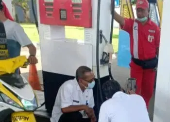 PENGECEKAN–Petugas Pengawas Metrologi Diskoparindag Pandeglang, sedang mengecek mesin salah satu SPBU di Kabupaten Pandeglang, Kamis (21/4). (ISTIMEWA)