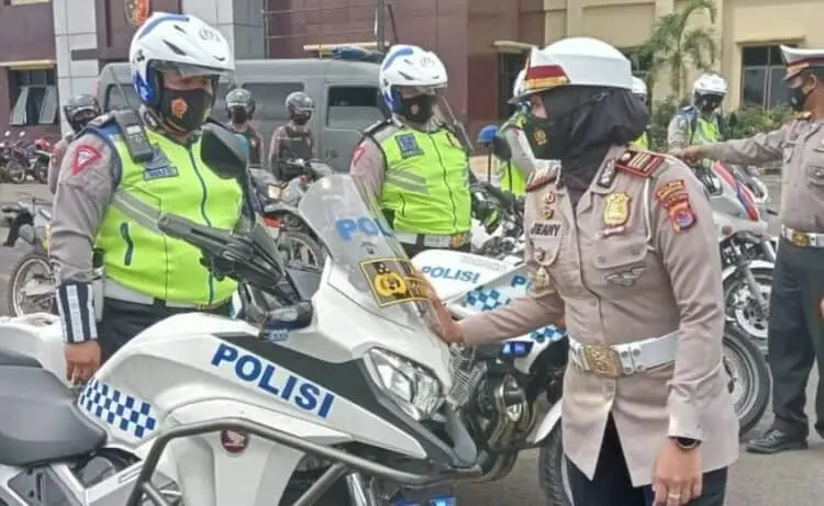 PERIKSA KELENGKAPAN–Kasat Lantas Polres Pandeglang, AKP Jeany Vidianiati, sedang memeriksa kelengkapan jajarannya dalam mengantisipasi kemacetan mudik lebaran nanti, Kamis (21/4). (ISTIMEWA)