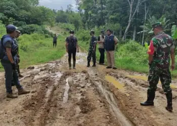 BUKA JALAN–Sejumlah anggota TNI, sedang membuka jalan di wilayah Kecamatan Patia, dalam rangka kegiatan TMMD ke 113 Kodim 0601 Pandeglang, Selasa (26/4/2022). (ISTIMEWA)