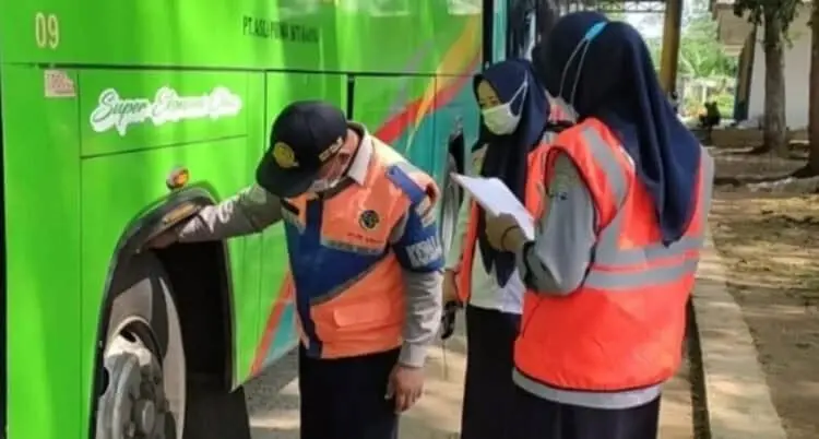 Untuk Keselamatan dan Kenyamanan para Pemudik, Ini yang Dilakukan Petugas Terminal Tarogong – Labuan