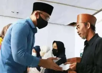 Wagub Banten Andika Hazrumy, secara simbolis membagikan zakat ASN Pemprov Banten untuk marbot dan guru ngaji Se-Kabupaten Pandeglang, di Gedung Koperasi Koguri Cigadung, Pandeglang, Minggu (24/4/2022). (ISTIMEWA)
