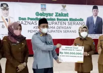 Secara simbolis, Bupati Serang Ratu Tatu Chasanah, menyerahkan zakat senilai Rp 100 juta kepada Baznas, Senin (25/4/2022). (ISTIMEWA)