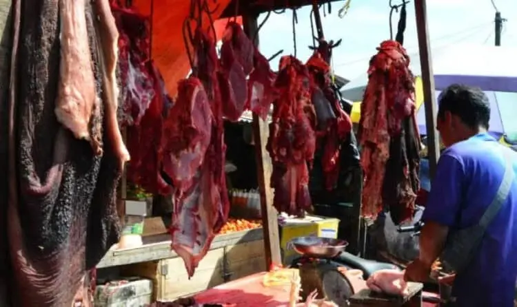 Pedagang daging sapi menjajakan dagangannya, di salah satu pasar di Kabupaten Serang. (ISTIMEWA)