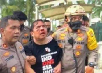 Ade Armando Babak Belur Dihajar Pengunjuk Rasa