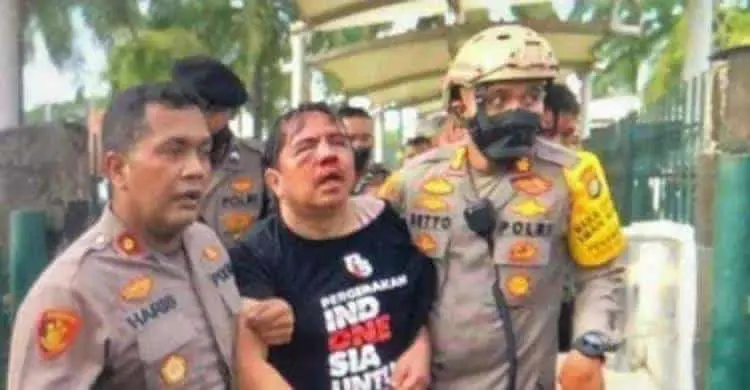 Ade Armando Babak Belur Dihajar Pengunjuk Rasa