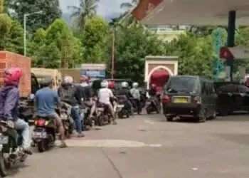 ANTREAN PANJANG–Warga antre untuk mendapatkan Pertalite, di SPBU Kadu Pereng, Kelurahan Cigadung, Kecamatan Karangtanjung, Pandeglang, Senin (4/4/2022). (NIPAL SUTIANA/SATELITNEWS.ID)