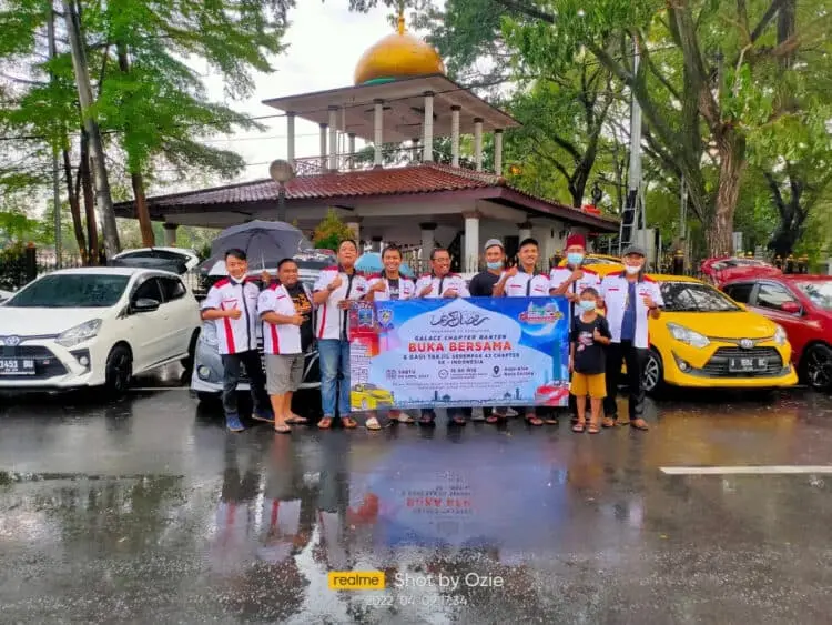 Komunitas Galaci Chapter Banten Bagikan Takjil di Alun-alun Kota Serang