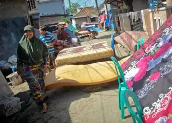 Foto Warga Cibodas Tangerang Jemur Barang-barang Pasca Banjir