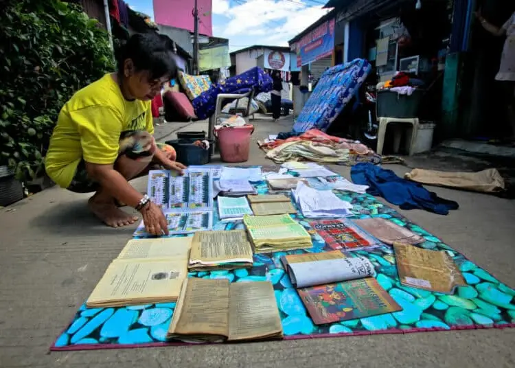 Foto Warga Cibodas Tangerang Jemur Barang-barang Pasca Banjir