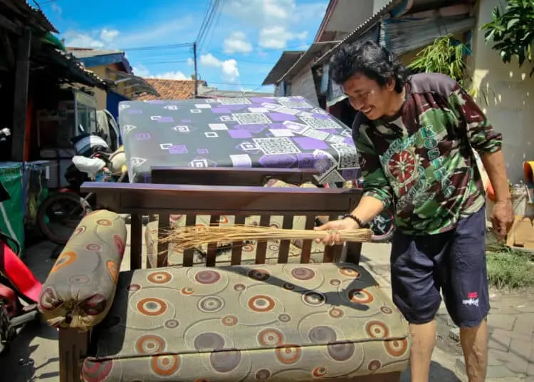 Foto Warga Cibodas Tangerang Jemur Barang-barang Pasca Banjir