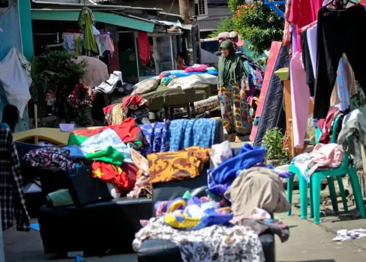 Foto Warga Cibodas Tangerang Jemur Barang-barang Pasca Banjir