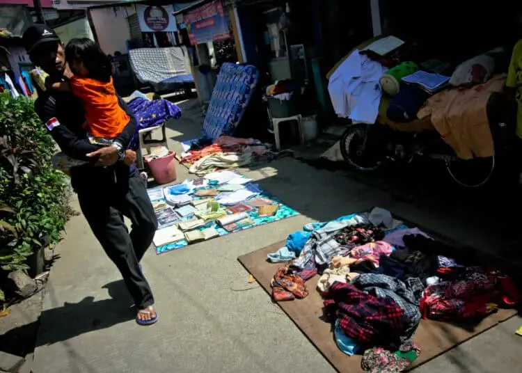 Foto Warga Cibodas Tangerang Jemur Barang-barang Pasca Banjir