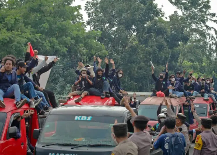Foto Massa Aksi Mahasiswa Tangerang Menuju Jakarta