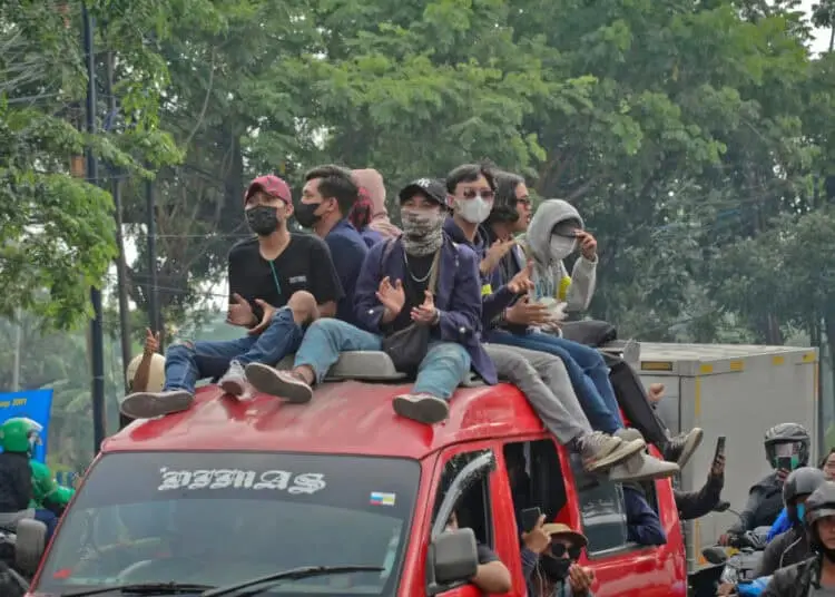 Foto Massa Aksi Mahasiswa Tangerang Menuju Jakarta