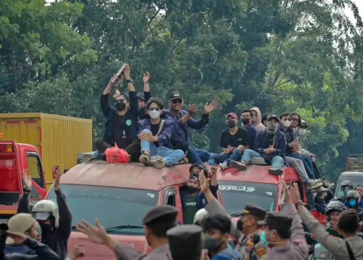 Foto Massa Aksi Mahasiswa Tangerang Menuju Jakarta