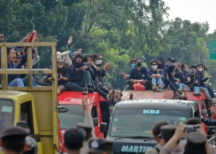 Foto Massa Aksi Mahasiswa Tangerang Menuju Jakarta