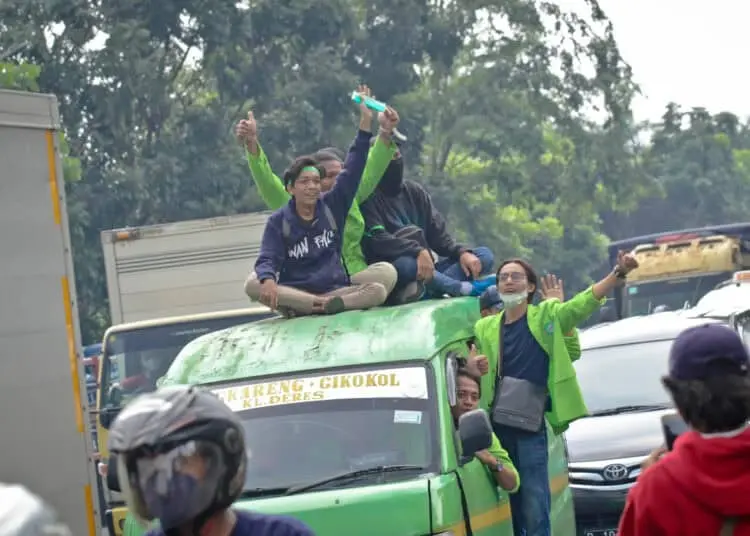 Foto Massa Aksi Mahasiswa Tangerang Menuju Jakarta