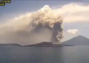 Gunung Anak Krakatau Level Siaga, Jarak Aman Radius 5 Km