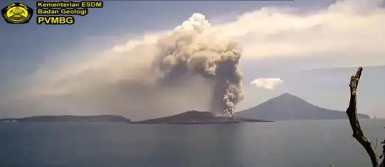 Gunung Anak Krakatau Level Siaga, Jarak Aman Radius 5 Km