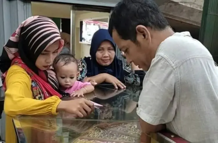 Jelang Idul Fitri, Ini yang Dilakukan Emak – Emak di Pandeglang