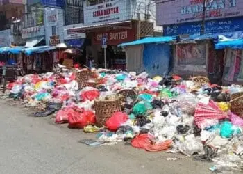 Sampah di Pasar Labuan Dibiarkan Menumpuk, Ini yang Dikeluhkan Masyarakat