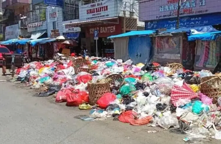 Sampah di Pasar Labuan Dibiarkan Menumpuk, Ini yang Dikeluhkan Masyarakat