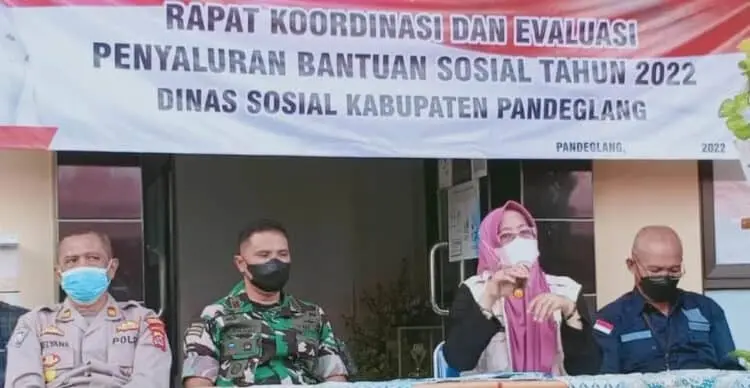 RAKOR BANSOS–Dinsos Kabupaten Pandeglang, didampingi para Tim Kor Bansos, memimpin rakor evaluasi bansos, Selasa (26/4/2022). (ISTIMEWA)