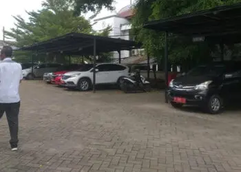 PARKIRAN RANDIS–Sejumlah randis terparkir di halaman Setda Pandeglang, Rabu (20/4/2022). (NIPAL SUTIANA/SATELITNEWS.ID)