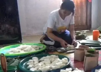 Para perajin sedang membuat apem bohay di kediamannya. (ISTIMEWA)