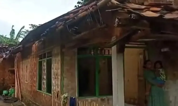 Diterjang Angin Kencang, Sejumlah Rumah di Pandeglang Rusak Berat