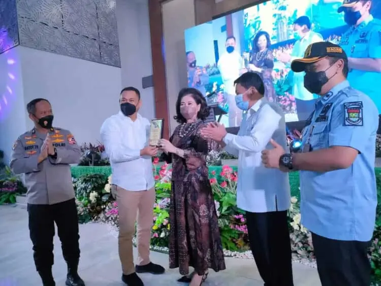 Kepala Kejari Kabupaten Tangerang Nova Elida Saragih Diberi Gelar Bunda Desa Oleh Apdesi