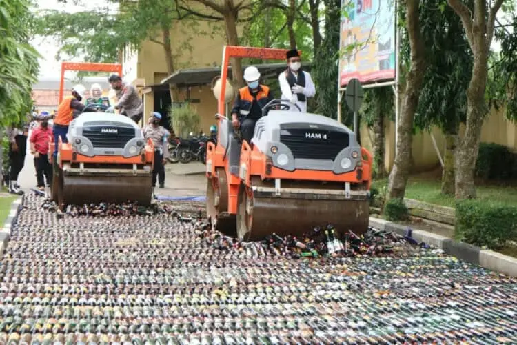Polda Banten Musnahkan 12 Ribu Botol Miras dan 32 Kg Sabu