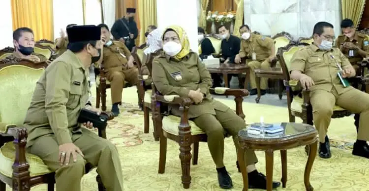 Bupati Serang Ratu Tatu Chasanah, berbincang dengan Sekda Kabupaten Serang usai menerima penilaian Sakip. (ISTIMEWA)