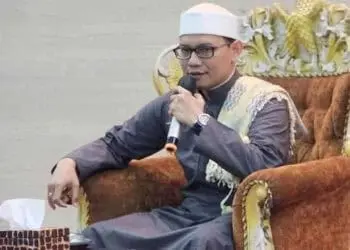 TAUSIYAH–KH. Muhtar Fantawi Al-Hafidz, sedang menyampaikan tausyiah di acara peringatan Nuzulul Quran tingkat Kabupaten Pandeglang, di Aula Pendopo Bupati Pandeglang, Senin (18/4/2022) malam. (ISTIMEWA)