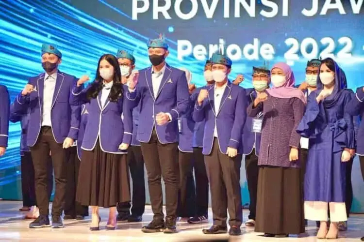 Putra Lanyalla & Khofifah Hingga 10 Kepala Daerah Masuk Demokrat Jatim