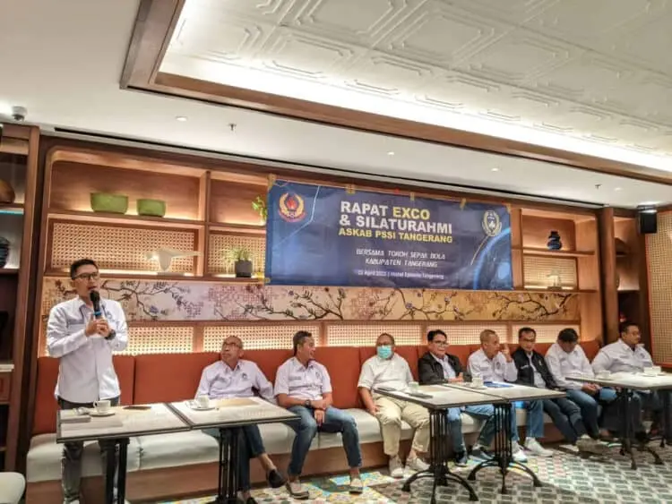 MEDALI EMAS: Sekretaris Umum Askab PSSI Tangerang Reza Ibnu Malik dalam rapat exco sekaligus silaturahmi. PSSI Kabupaten Tangerang dapat mempertahankan medali emas pada Porprov VI Banten. (ISTIMEWA)
