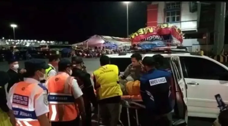 Puncak Arus Mudik, Seorang Wanita Pingsan di dalam Mobil Saat Antre Masuk Kapal