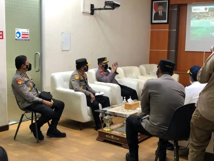 Kapolda Banten Dampingi Kapolri Tinjau Langsung Arus Mudik di Pelabuhan Merak