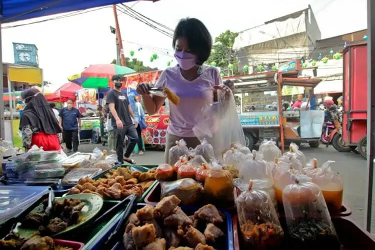 Aturan Kuliner Dilonggarkan di Tangsel, Tempat Hiburan Tetap Tutup