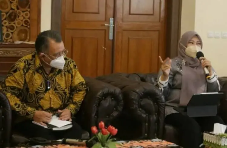 Bupati Pandeglang, Irna Narulita sedang melakukan pertemuan dengan Direktur PT. Jababeka Tbk, Hyanto Wihadhi di Ruang Garuda Pendopo, Kamis (7/4/2022). (ISTIMEWA)