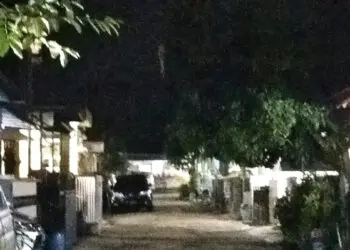 Lingkungan perumahan di Pandeglang, sepi saat sahur, Rabu (13/4/2021). (MARDIANA/SATELITNEWS.ID)