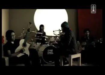 Lirik Lagu Senyumanmu – Letto