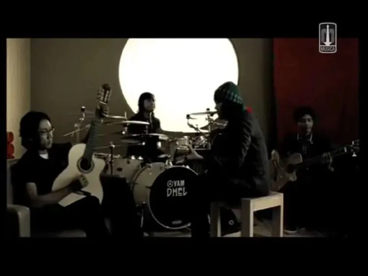 Lirik Lagu Senyumanmu – Letto