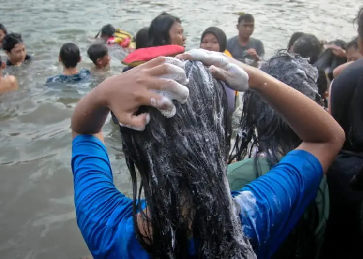 Foto Tradisi Keramas Bersama di Sungai Cisadane Jelang Ramadan