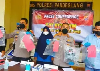 Kabid Humas Polda Banten, Kombes Pol Shinto Bina Gunawan Silitonga, didampingi Kapolres Pandeglang dan jajaran lainnya, menunjukkan barang bukti kasus bom ikan, di Mapolres Pandeglang, Selasa (5/4/2022). (ISTIMEWA)