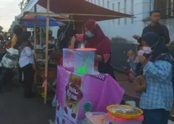BAZAR TAKJIL RAMADAN–Disepanjang Jalan Bank Banten, Pasar Hebeul, Kelurahan Pandeglang, Kecamatan Pandeglang, jadi lokasi bazar takjil, selama bulan Ramadan, Senin (4/4/2022). (NIPAL SUTIANA/SATELITNEWS.ID)