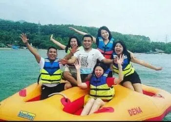Wisatawan sedang senang dan bermain di kawasan wisata Pantai Carita. (ISTIMEWA)