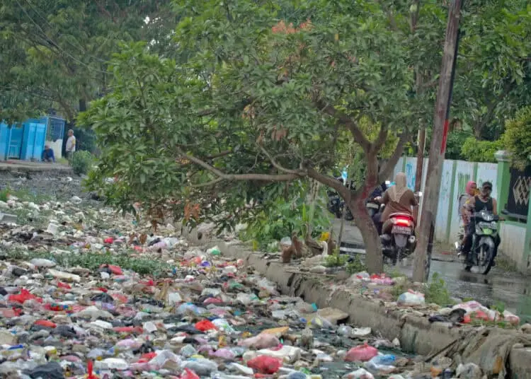 Foto Tumpukan Sampah di Kalimati Kampung Kalijaya Teluknaga